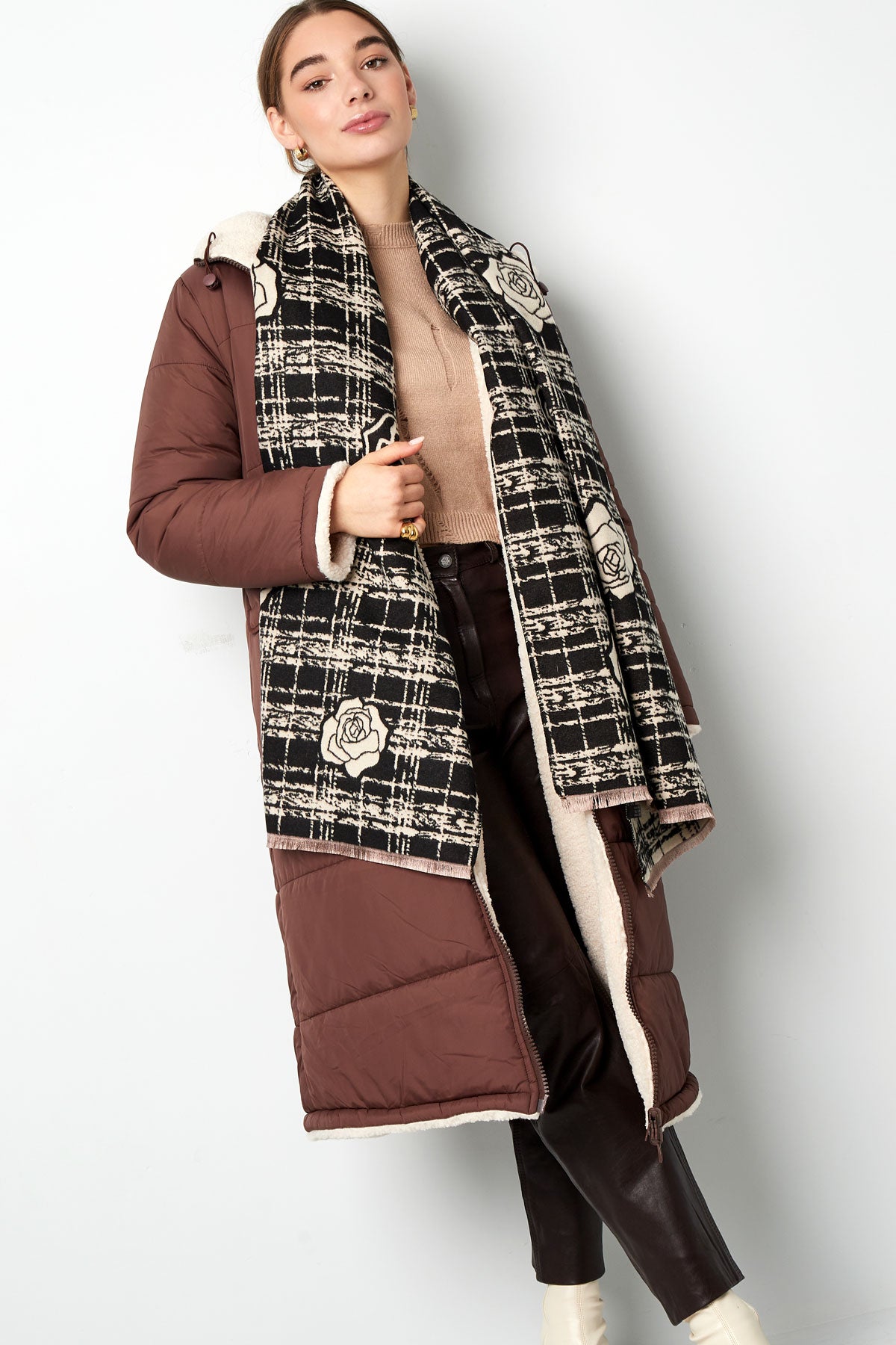 Wintersjaal met roos detail