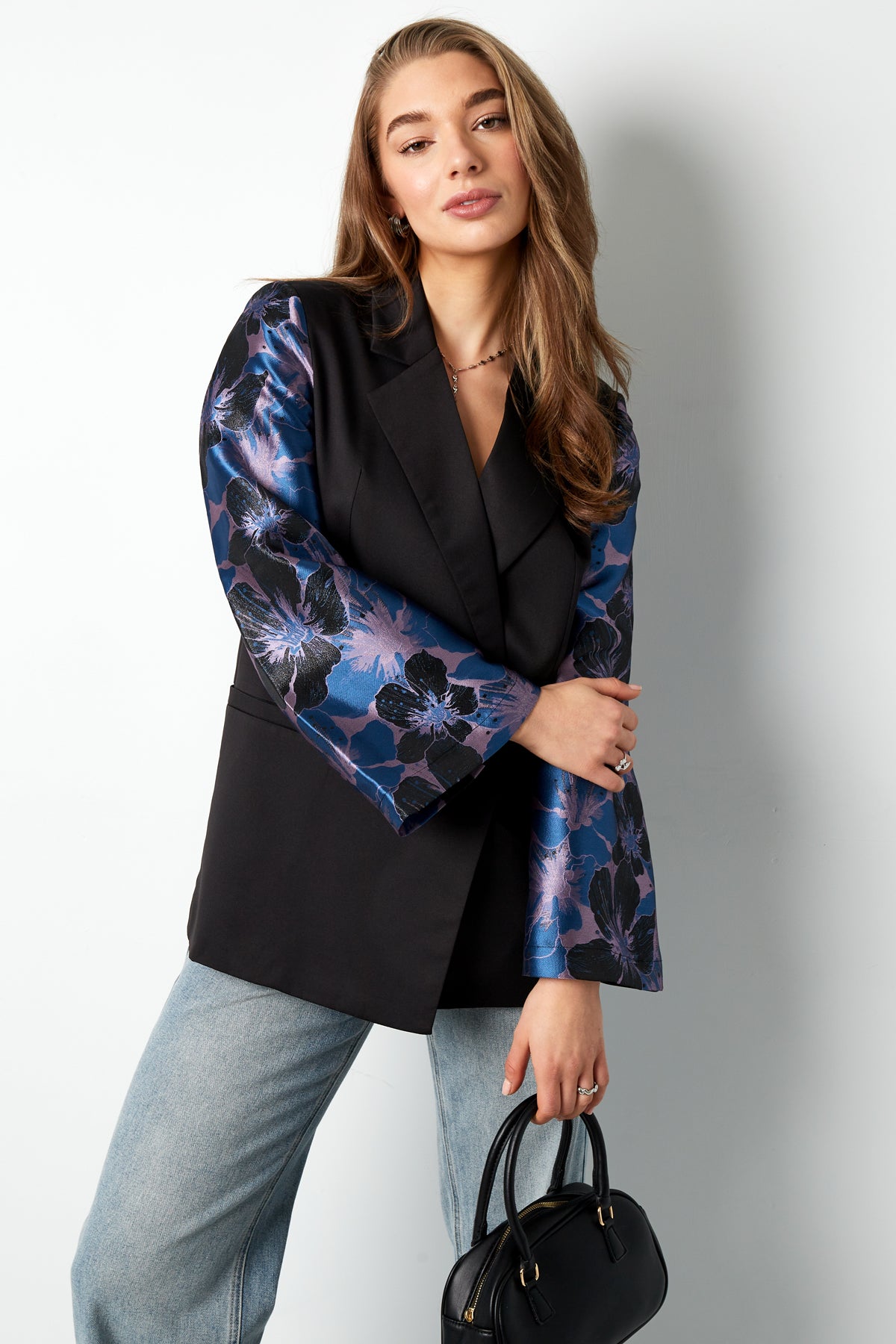 Zwarte blazer met jacquard mouwen