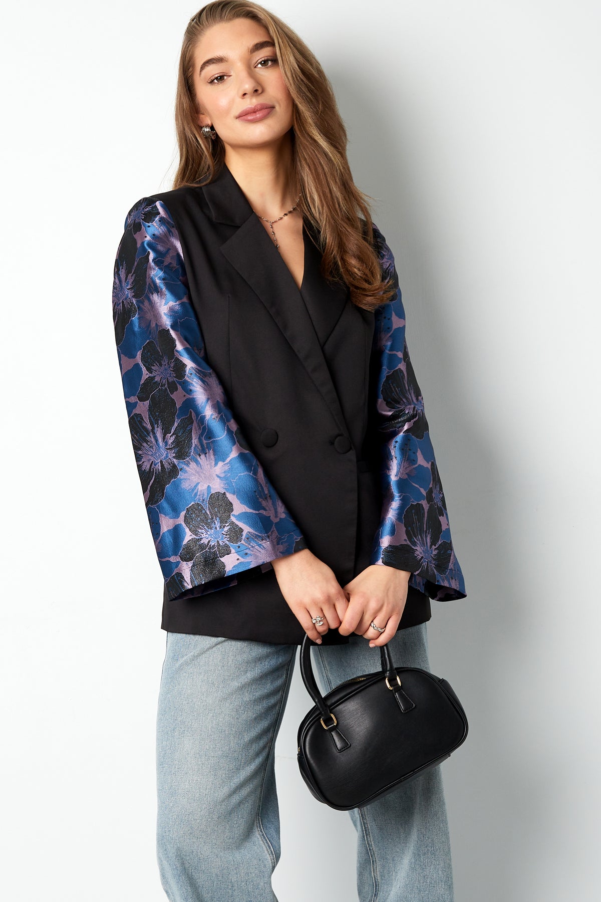 Zwarte blazer met jacquard mouwen