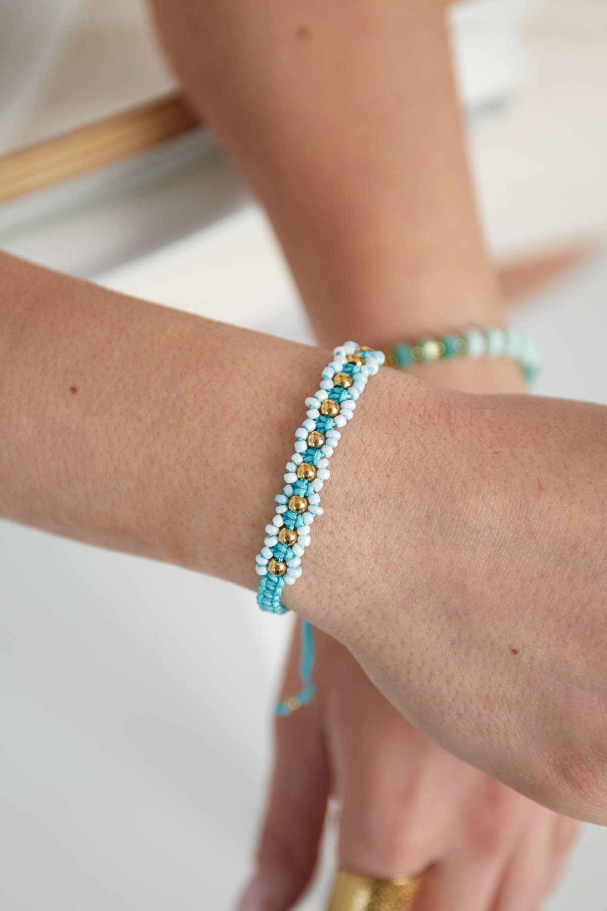 Gevlochten armband met bloemetjes