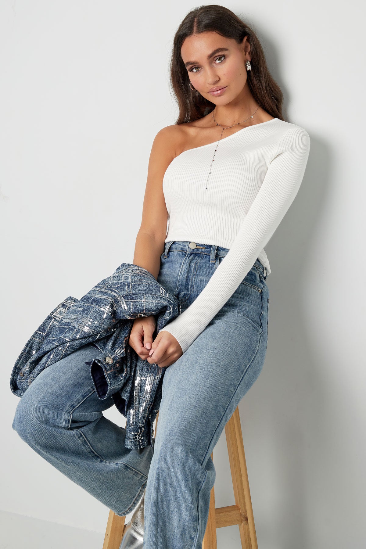 Warme gebreide one-shoulder top