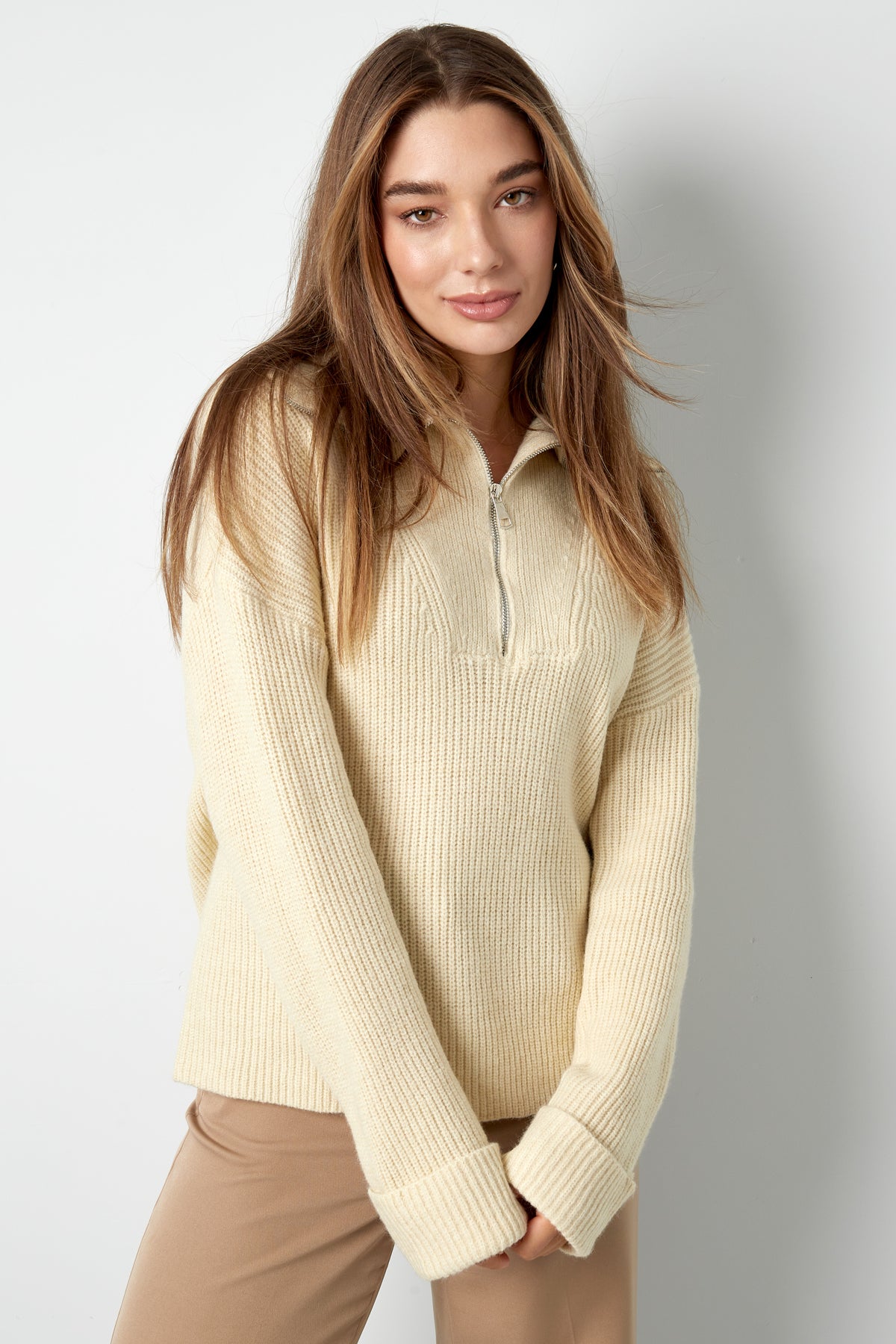 Neutral knit trui