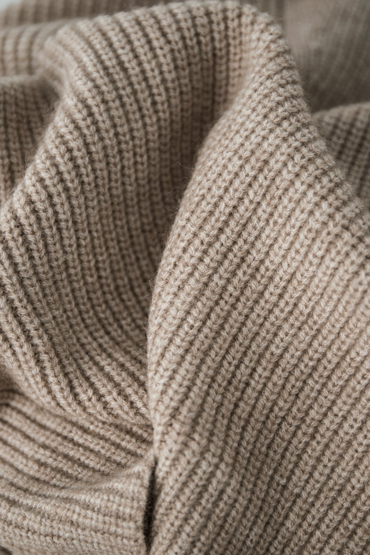 Neutral knit trui