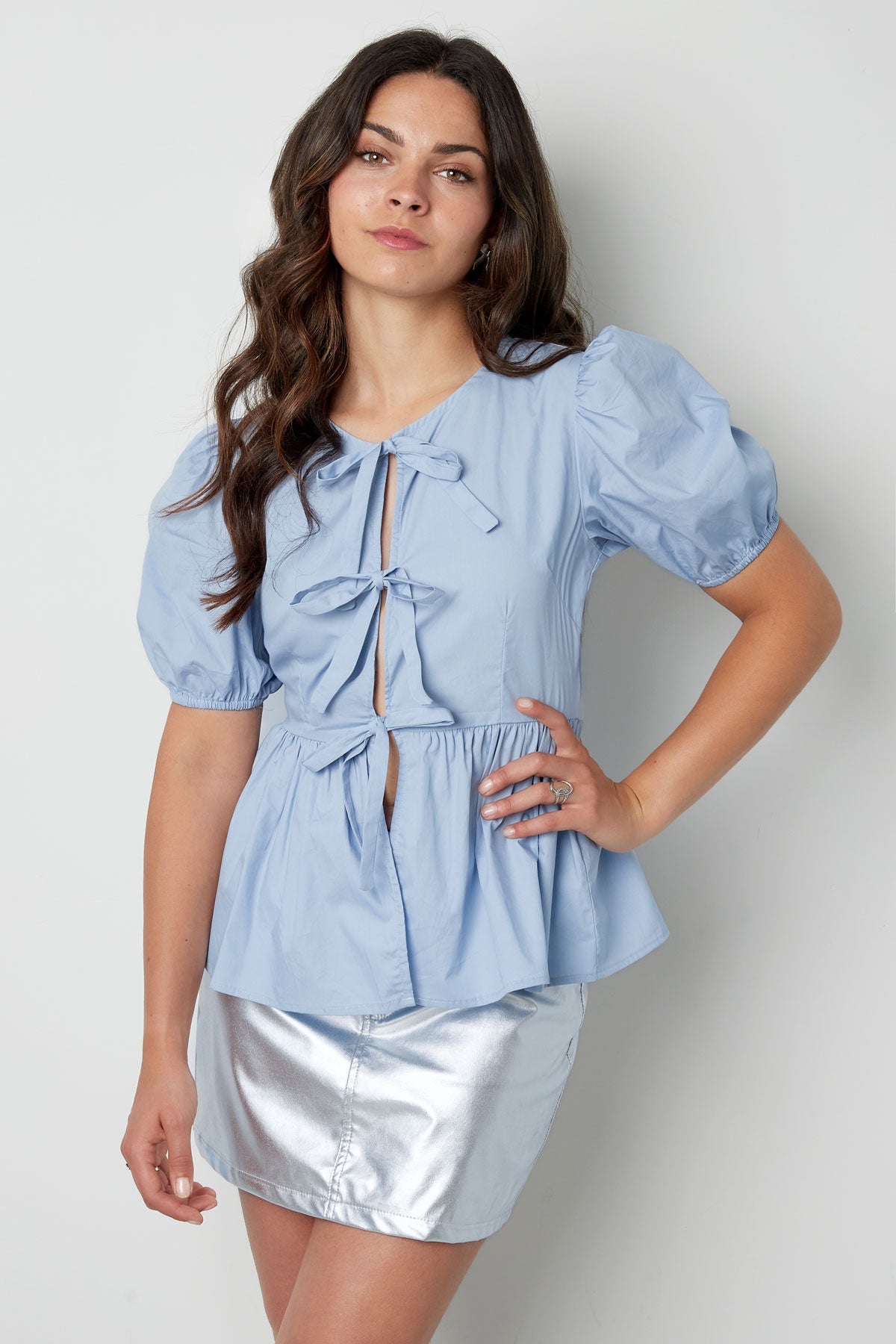 Musthave peplum blouse met strikjes