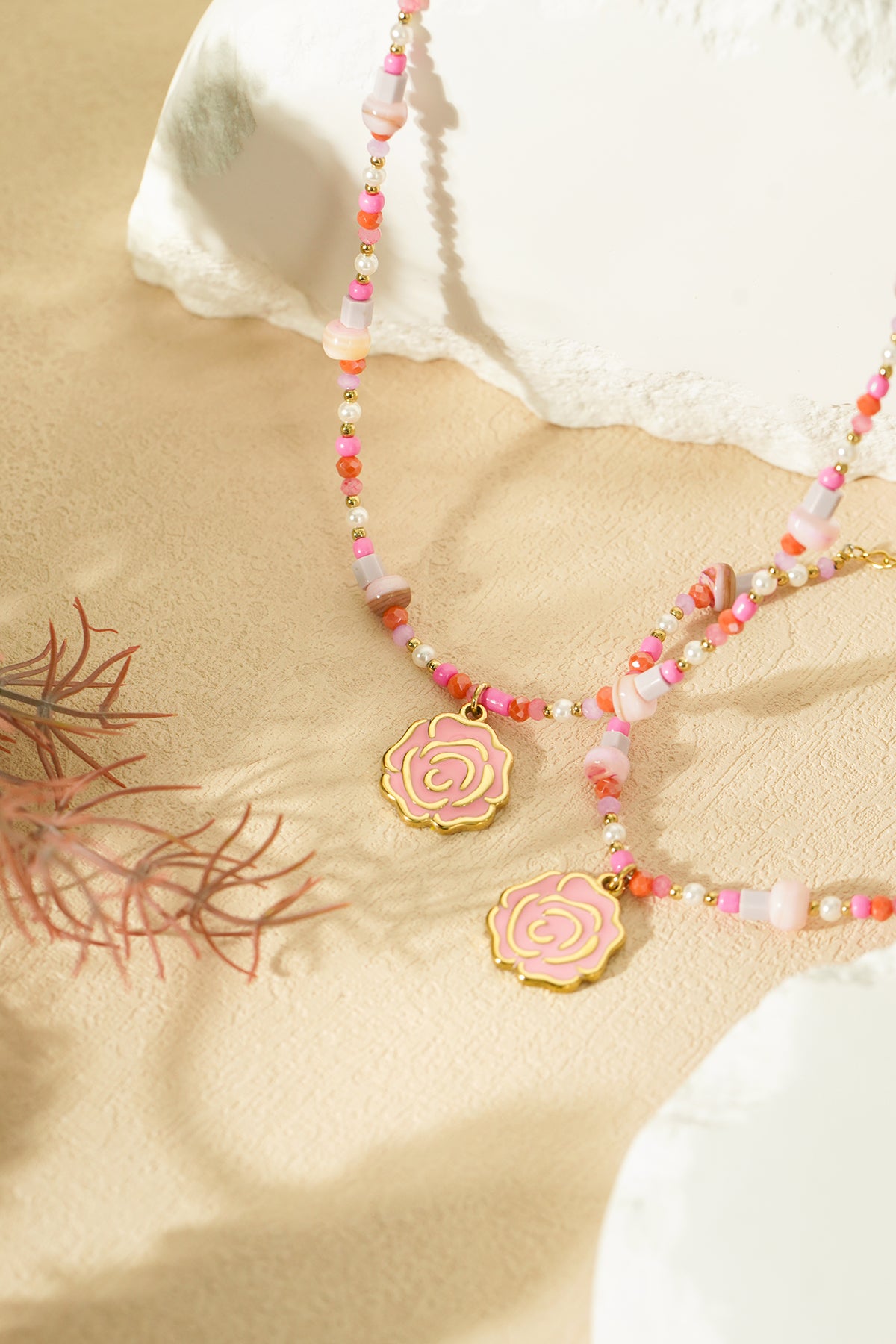 Beaded rose ketting